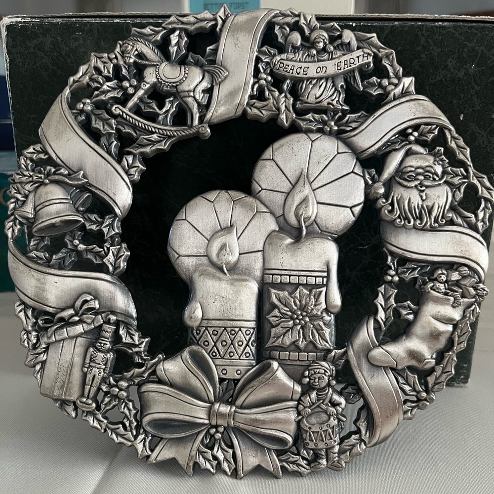 Elegant Silver Holiday Wreath with Candle Design